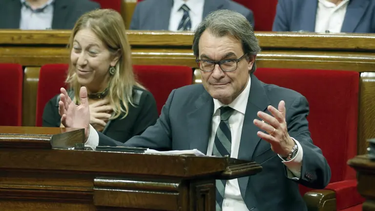 El presidente de la Generalitat en funciones, Artur Mas, y la vicepresidenta Neus Muntè, en la sesión vespertina del pleno del Parlament de Cataluña. EFE