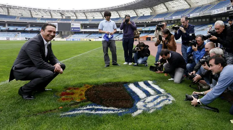Eusebio Sacristán sobre el césped de Anoeta. Efe.