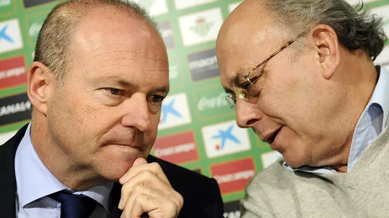 Pepe Mel y Juan Carlos Ollero, entrenador y presidente del Betis. EFE.