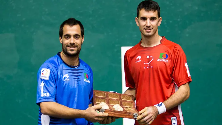 Eleccion de material en el Labrit con Urrutikoetxea y Bengoetxea. Semifinal del campeonato del 4 y medio de pelota. IÑIGO ALZUGARAY. -14