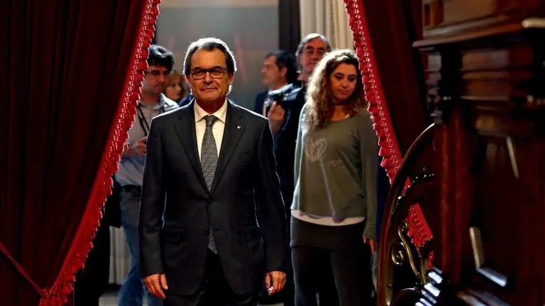 El presidente de la Generalitat en funciones, Artur Mas, regresa al hemiciclo tras un receso del segundo debate de investidura en el Parlament de Cataluña. EFE.