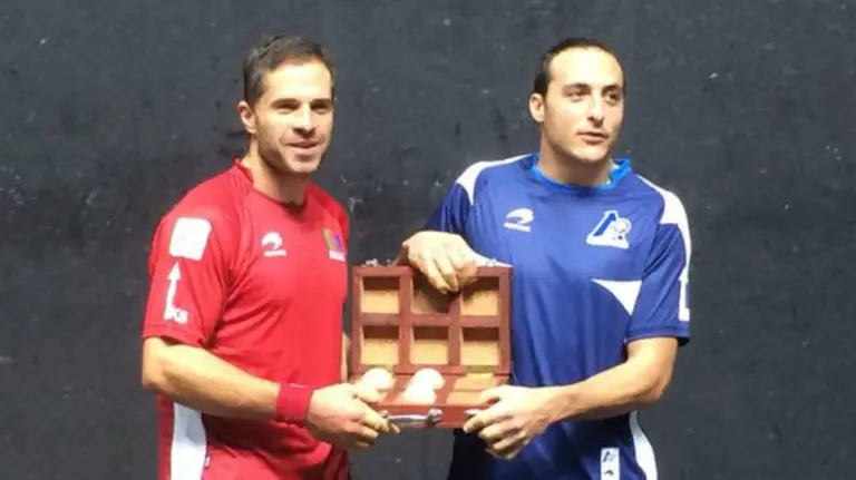 Olaizola II e Irujo sostienen el material en Bilbao. Foto web Asegarce.