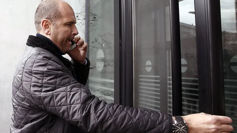 GRA106 PAMPLONA, 13/11/2015.- El exdirectivo de Osasuna Txuma Peralta, a su llegada al Palacio de Justicia de Navarra para comparecer como imputado por supuestos amaños de partidos de final de la temporada 2013/14, ante el juez Fermín Otamendi, titular del Juzgado de Instrucción número dos de Pamplona. EFE/Jesús Diges