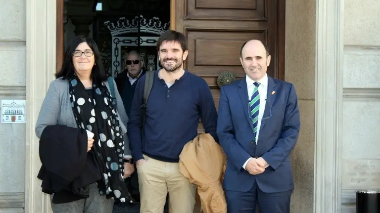 De izda. a dcha; La directora general Irigoien, el alcalde Larrarte y el vicepresidente Ayerdi.