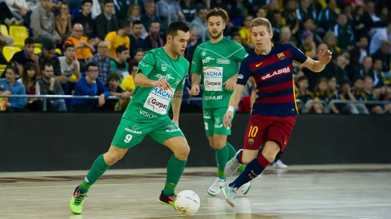 Dani Saldise en acción ante el Barcelona en el Palau. Foto web Lnfs.es