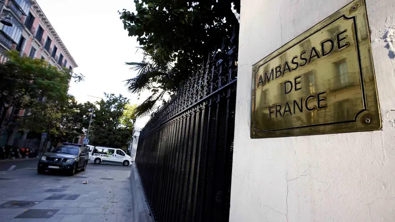 GRA007 MADRID 14/11/2015 Embajada de Francia en Madrid a primera hora de hoy. Al menos 120 personas murieron y más de 200 resultaron heridas en la oleada de atentados que asoló anoche París, en la que también murieron ocho atacantes, sin que haya seguridad de que no hubiera más terroristas en el grupo, según informaron diferentes fuentes oficiales. Los hechos sucedieron en al menos seis escenarios diferentes de París y en torno al Estadio de Francia, en la periferia norte de la capital francesa. EFE/ÁNGEL DÍAZ