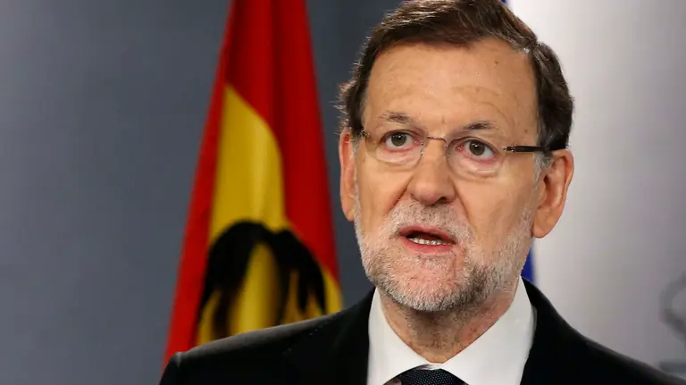 El presidente del Gobierno español, Mariano Rajoy, en una comparecencia en el Palacio de la Moncloa antes de presidir una reunión del Consejo de Seguridad Nacional, afirmó hoy que los atentados perpetrados anoche en París, en los que murieron al menos 120 personas, no son una guerra de religiones, sino una lucha entre civilización y barbarie. EFE/Juan Carlos Hidalgo