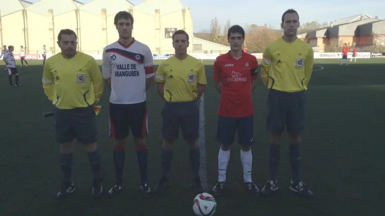 Trio arbitral y capitanes en Mutilva.
