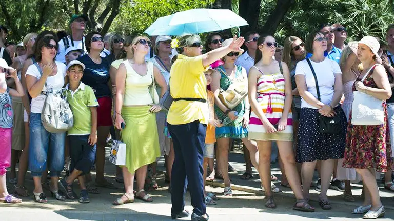 Grupo de turistas con su guía.
