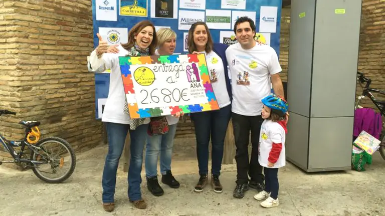 Momento en el que han sido entregados 2.680 euros por Patxi Muñoz, presidente del Club Escuela Atletismo de Villafranca a la presidenta de la Asociación Navarra de Autismo, Amaya Ariz. EP