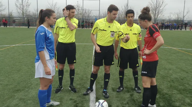 Trio arbitral y capitanas del Ardoi y Mullier.