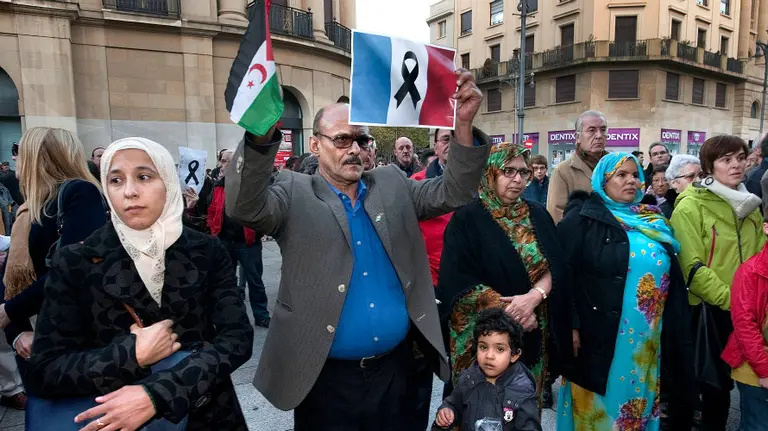 Concentración de condena a los atentados de París en Pamplona6.