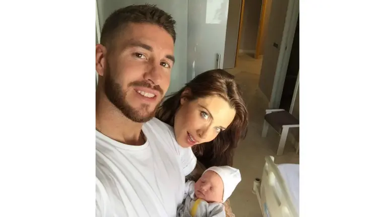 Sergio Ramos y Pilar Rubio posan junto a Marco, su segundo hijo. TWITTER