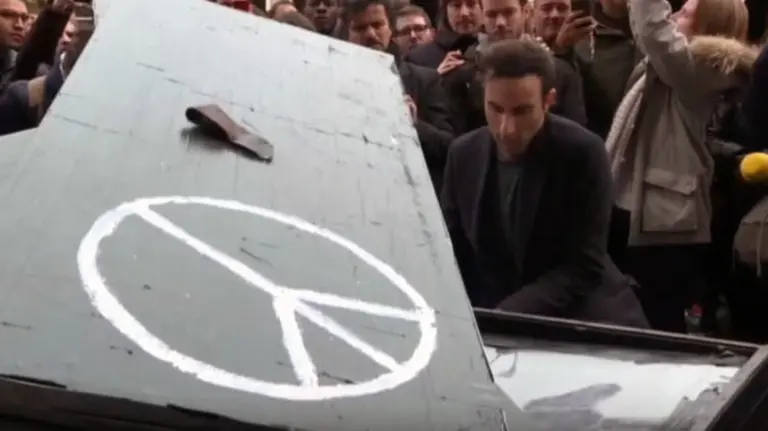 El  pianista interpretó el Imagine de Lennon en la puerta de Bataclan