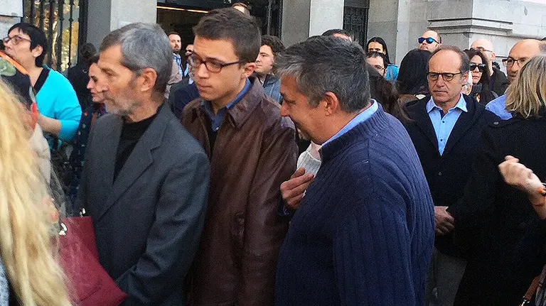 Fernando Altuna se dirige a Julio Rodríguez junto a Errejón