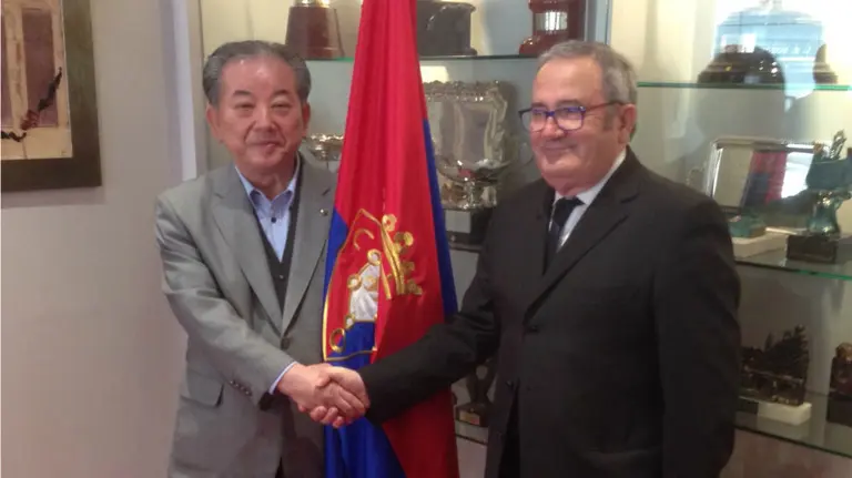 El alcalde de Yamaguchi, Sumitada Wasanabe y Luis Sabalza.