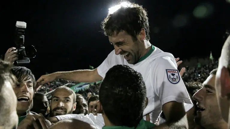 Raúl González es llevado a hombros en su despedida del Cosmos Nueva York. Efe.