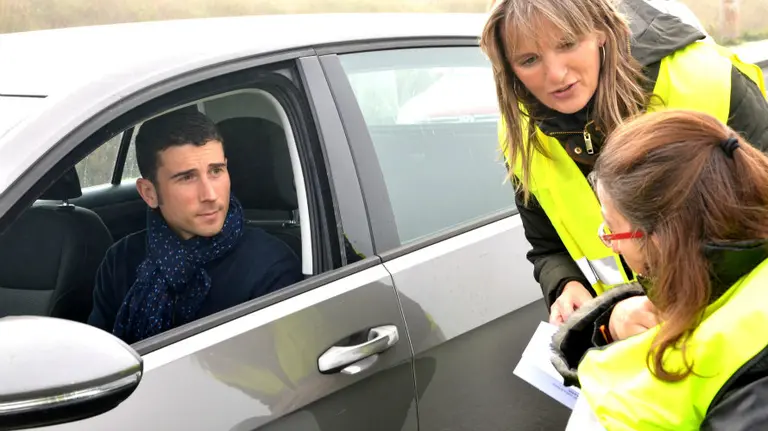 ADACEN sale a la autopista para concienciar sobre los accidentes de tr&aacute;fico1.