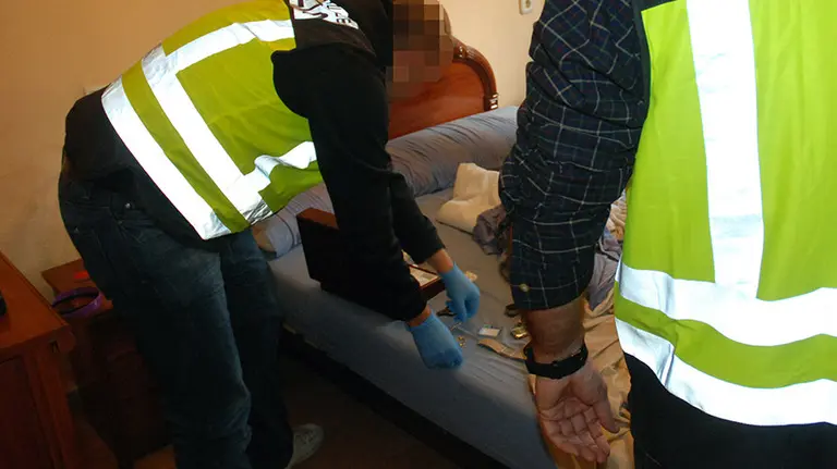 Un momento del registro policial tras las detenciones