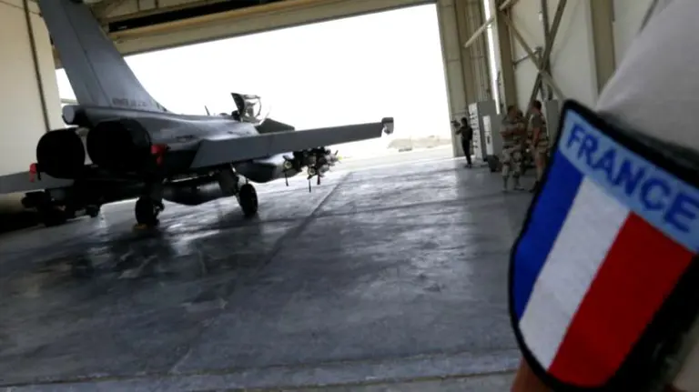 Un avión francés en una base militar.