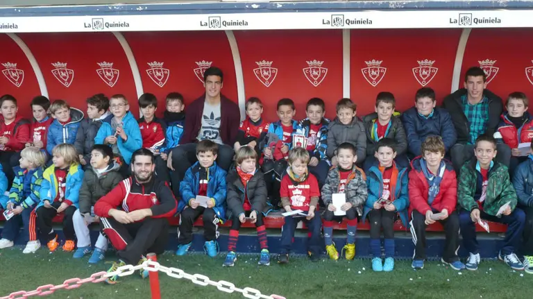 Merino y David García junto a los chavales del campus de Navidad en 2014.