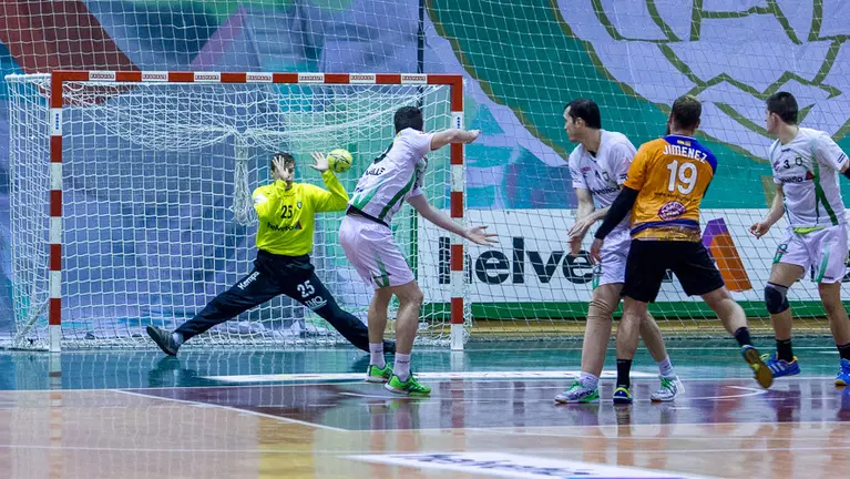 Partido de la liga Asobal entre el Helvetia Anaitasuna y BM Benidorm (28-32). IÑIGO ALZUGARAY-21