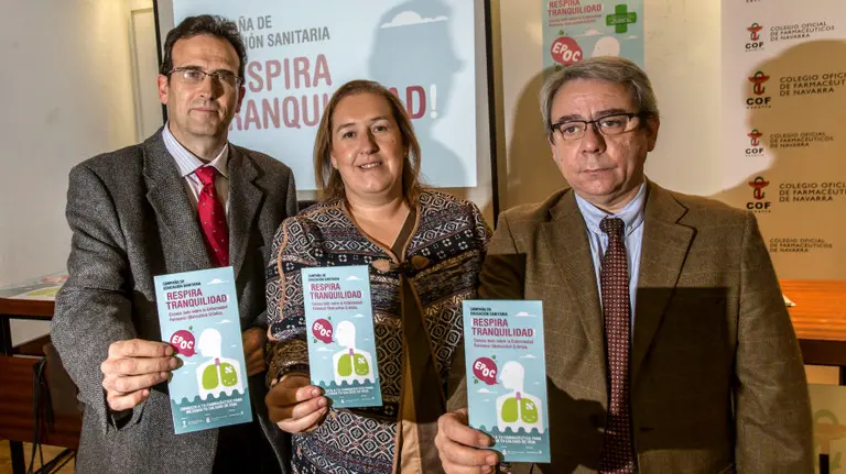 de izda a dcha
Antonio López, subdirector de Farmacia del Gobierno de Navarra
Marta Galipienzo, presidenta del COFNA y Antonio López, subdirector de Farmacia del Gobierno de Navarra.
Antonio Tirado, gerente regional de relaciones institucionales de Laboratorios AstraZeneca