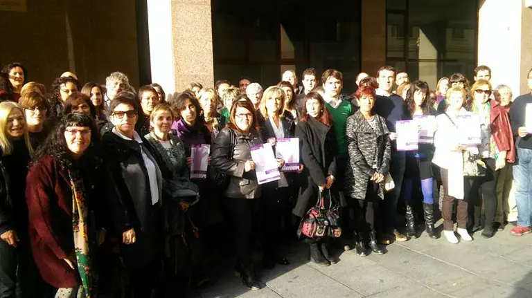 M&aacute;s de 70 entidades locales navarras participan en una campa&ntilde;a contra la violencia hacia las mujeres y ni&ntilde;as. EP