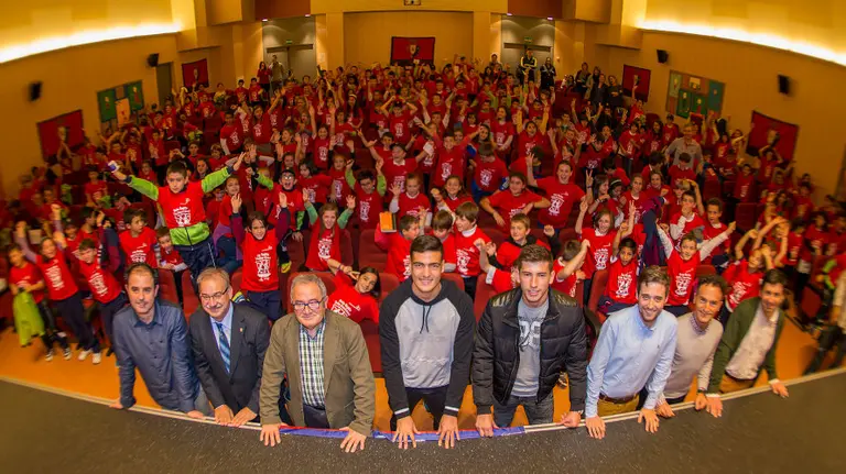 Mikel Merino y David García posan con los chavales de Maristas.