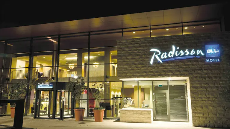 Puerta de entrada del hotel donde se hospedará el Helvetia en Bélgica.