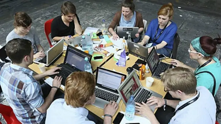 Jóvenes trabajando. EFE.