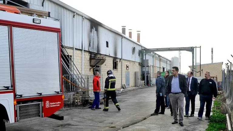 El alcalde Fabo (delante) y el vicepresidente Ayerdi (detrás) visitan las instalaciones de la empresa.