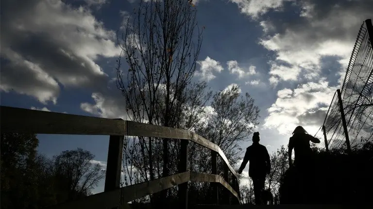 Dos personas en el paseo del Arga. EFE. Jesus Diges