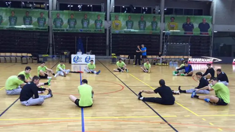 Los jugadores del Helvetia estiran al final del entrenamiento en Bélgica.