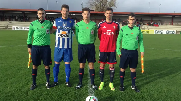 Trio arbitral y capitanes del Osasuna-Cirbonero.