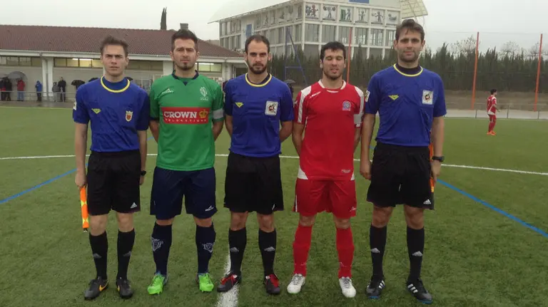 Trio arbitral y capitanes del Iruña-Ríver Ega.