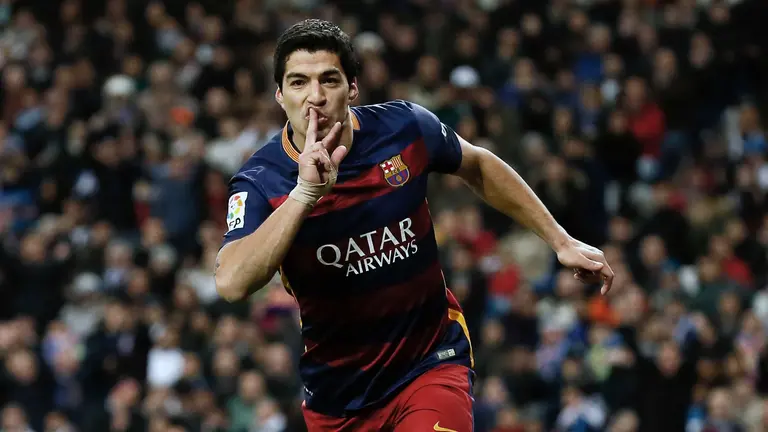 GRA317. MADRID, 21/11/2015.- El delantero uruguayo del Barcelona Luis Suárez celebra la consecución del cuarto gol de su equipo ante el Real Madrid en partido de liga de Primera División de la jornada 12º que les enfrenta en el Estadio Santiago Bernabéu. EFE/JuanJo Martín