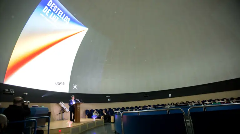 El rector, Alfonso Carlosena, durante la presentación del libro en el Planetario.