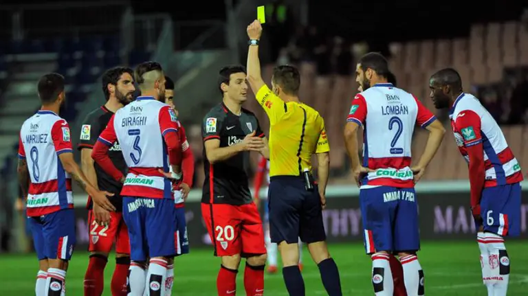 Aduriz recibe una tarjeta amarilla en Granada. Efe.
