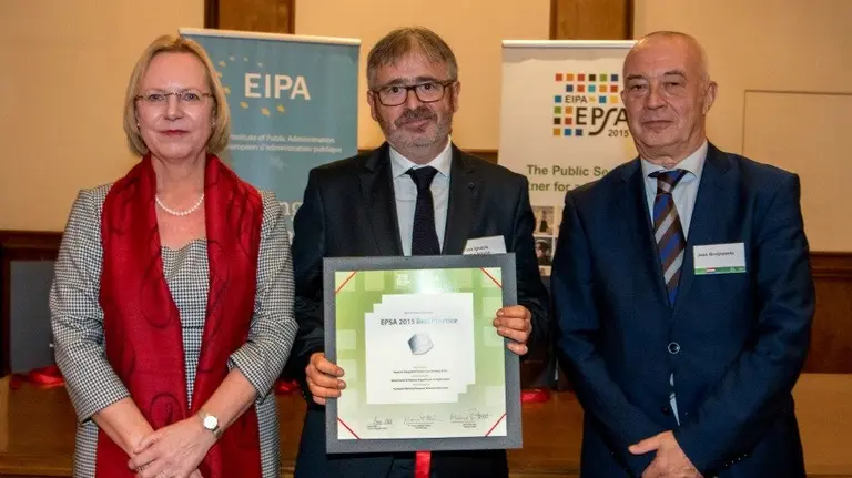 Ignacio Yurrss, en el centro, posa con el premio, junto a la directora del Instituto Europeo de Administraci&oacute;n P&uacute;blica, Sra. P&ouml;