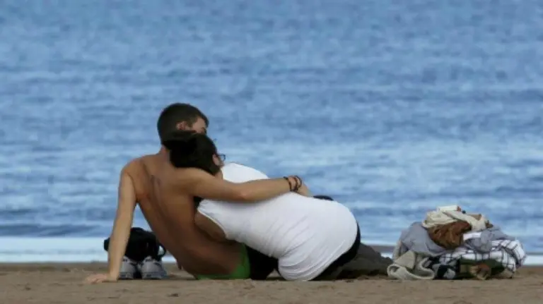 Una pareja en la playa. EFE, Kai Rosterlin.