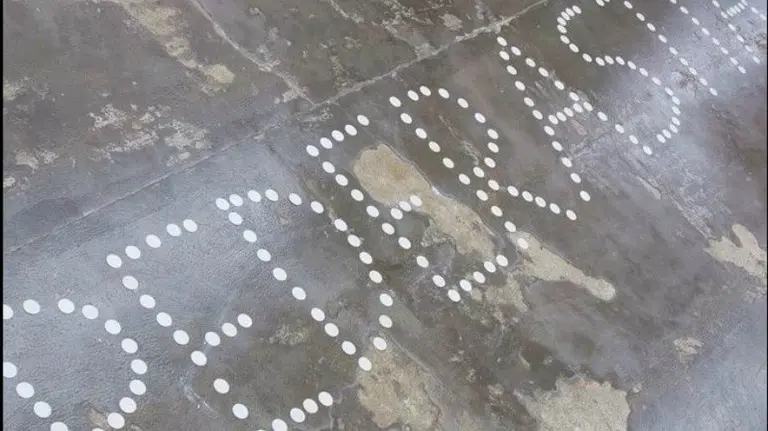 Exposición contra la pederastia de Abel Azcona.