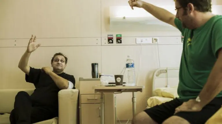 Matthew sentado en el sofá atiende a las preguntas del periodista de 'Le Monde'. Imagen del periódico 'Le Monde'.