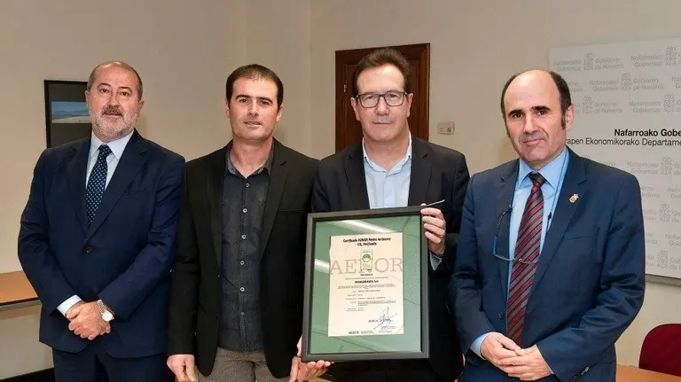 De izda a decha; Emilio Flamarique, AENOR, Jos&eacute; Antonio Mariezkurrena y Miguel Echezarreta , Transbidasoa, y el vicepresidente 