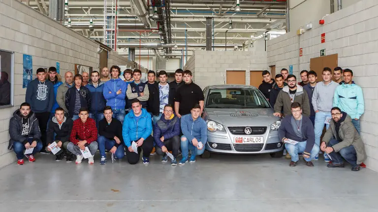 Estudiantes y profesores del instituto gallego, en la UPNA, con el coche de hidrógeno.