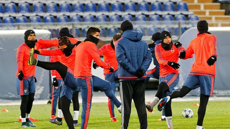 El Valencia CF se entrena en el campo del Zenit. Efe.