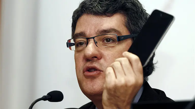 GRA119. PAMPLONA (NAVARRA) 24/11/2015.- El director de la Oficina Económica de Moncloa, Álvaro Nadal, durante su intervención como primer invitado en los "Diálogos de Economía", foro organizado por Navarra Capital y la Cadena COPE que se ha celebrado en la Camara de Comercio de Navarra. EFE/Jesús Diges