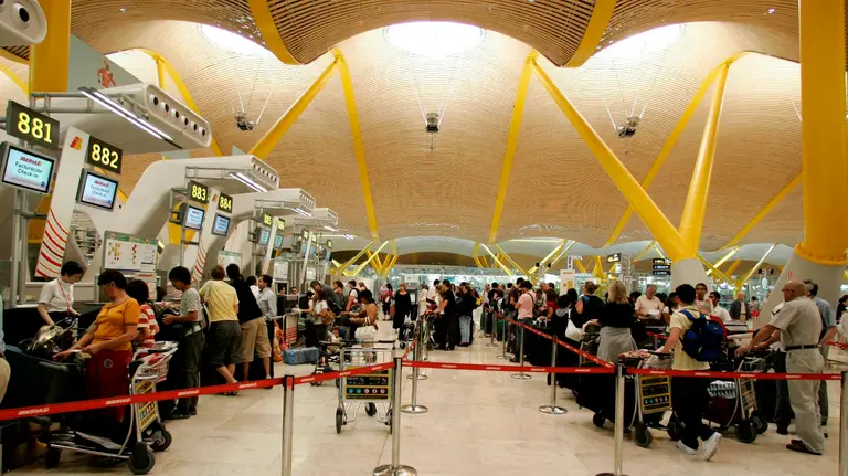 MD7. Madrid, 04/07/08.- Vista de la T4, salidas, del aeropuerto de Madrid-Barajas, repleta de viajeros que inician sus vacaciones veraniegas en este primer fin de semana de julio. EFE/Javier Lizón
