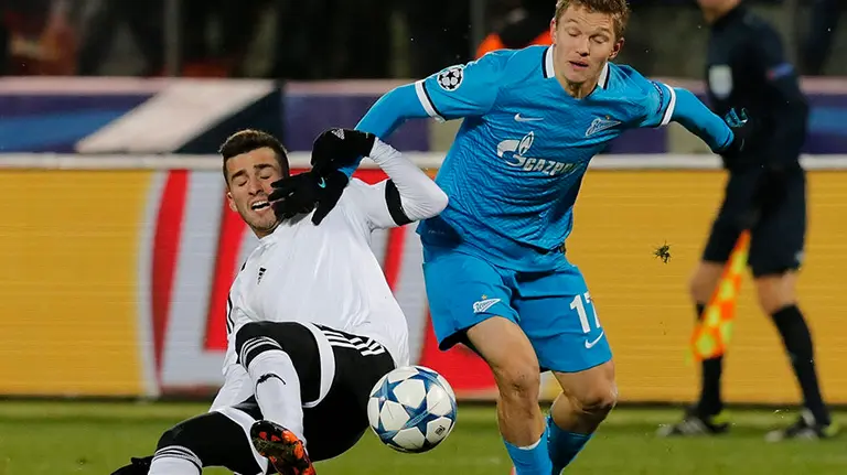 SPB03 SAN PETERSBURGO (RUSIA), 24/11/2015.- El defensa del Valencia FC, José Gayá (i) lucha por el balón con el centrocampista Oleg Shatov (d) del Zenit de San Petersburgo durante el partido del grupo H de la Liga de Campeones disputado en el estadio Petrovsky en San Petersburgo, Rusia hoy 24 de noviembre de 2015. EFE/Anatoly Maltsev