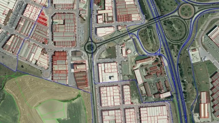 Imagen que muestra cómo se puede integrar sobre un lugar concreto, el polígono Talluntxe, distinta información geográfica como edificaciones, viales y catastro.